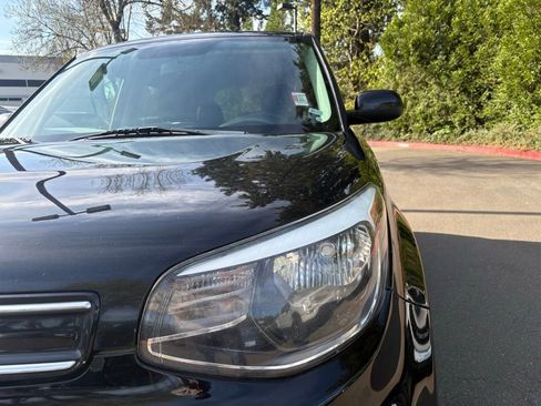 Used 2017 Kia Soul + image 7