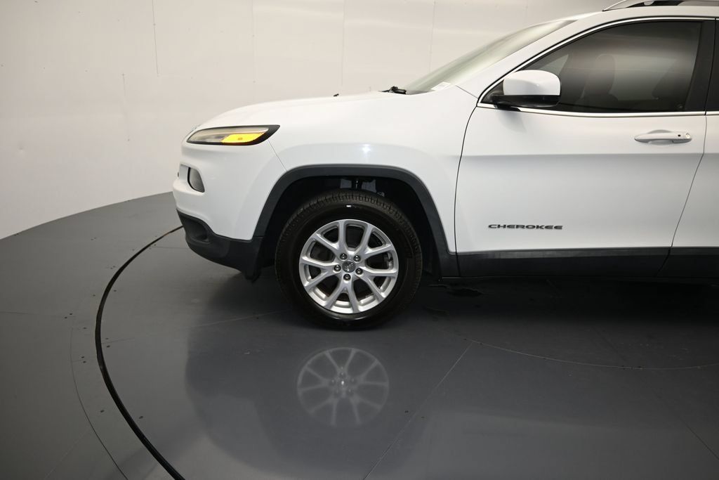 Used 2016 Jeep Cherokee Latitude FWD image 9