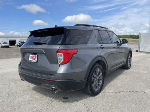 Used 2022 Ford Explorer XLT w/ Equipment Group 202A image 4