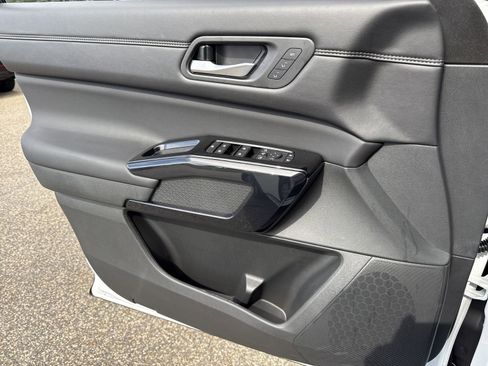 New 2026 Nissan Pathfinder Platinum FWD image 15
