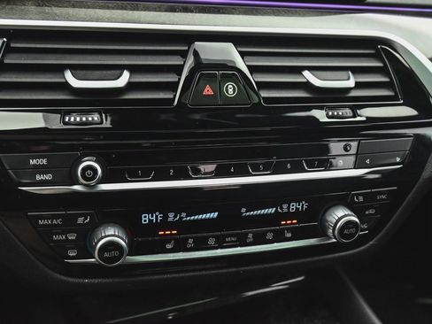 Used 2023 BMW 530e xDrive w/ Premium Package image 26