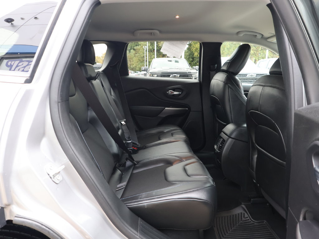 Used 2020 Jeep Cherokee Latitude Plus w/ Cold Weather Group AWD/4WD image 30