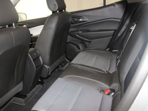 Used 2025 Chevrolet Trax LT w/ LT Convenience Package image 18