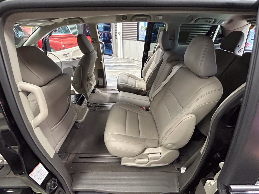 Used 2017 Toyota Sienna XLE FWD image 51