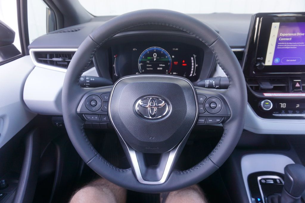 Used 2026 Toyota Corolla SE FWD image 3