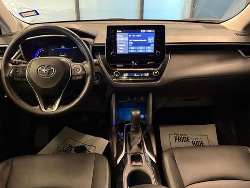 Used 2022 Toyota Corolla Cross XLE w/ Convenience Package image 9
