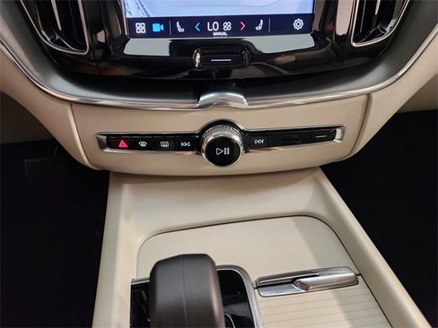 Used 2025 Volvo XC60 B5 Core image 19