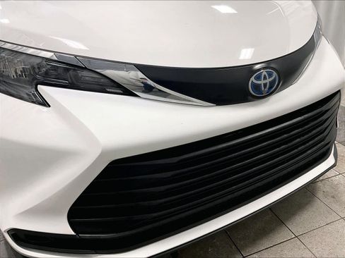 Certified 2024 Toyota Sienna LE image 32