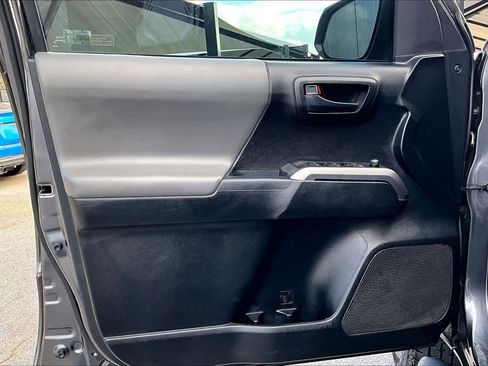 Used 2017 Toyota Tacoma SR5 w/ Tow Package image 20