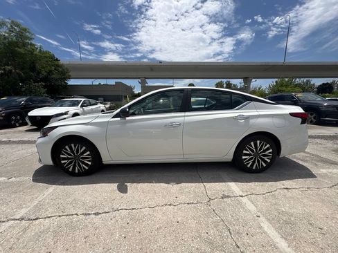 Used 2025 Nissan Altima 2.5 SV FWD image 6