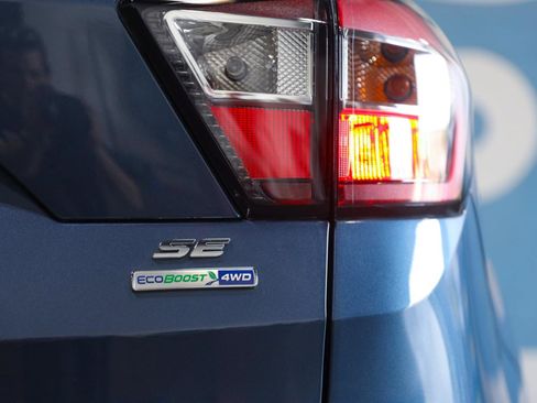 Used 2018 Ford Escape SE w/ SE Sport Appearance Package image 4