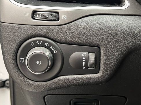 Used 2019 Jeep Cherokee Latitude w/ Popular Appearance Group FWD image 19