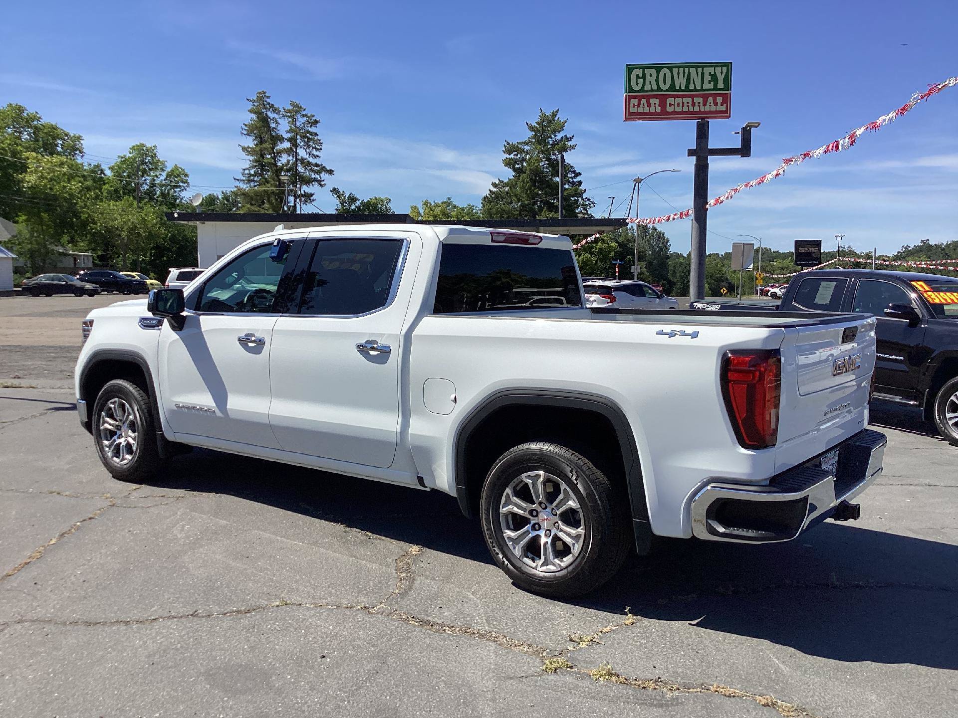 Used 2024 GMC Sierra 1500 SLT AWD/4WD image 7