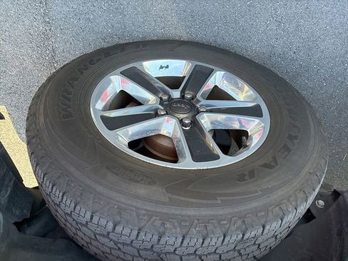 Used 2018 Jeep Wrangler Unlimited Sahara AWD/4WD image 13