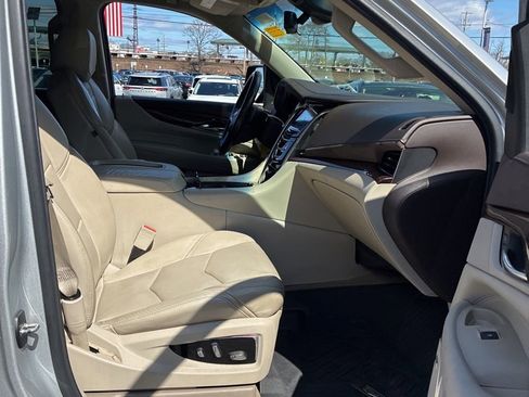 Used 2017 Cadillac Escalade ESV Luxury image 8