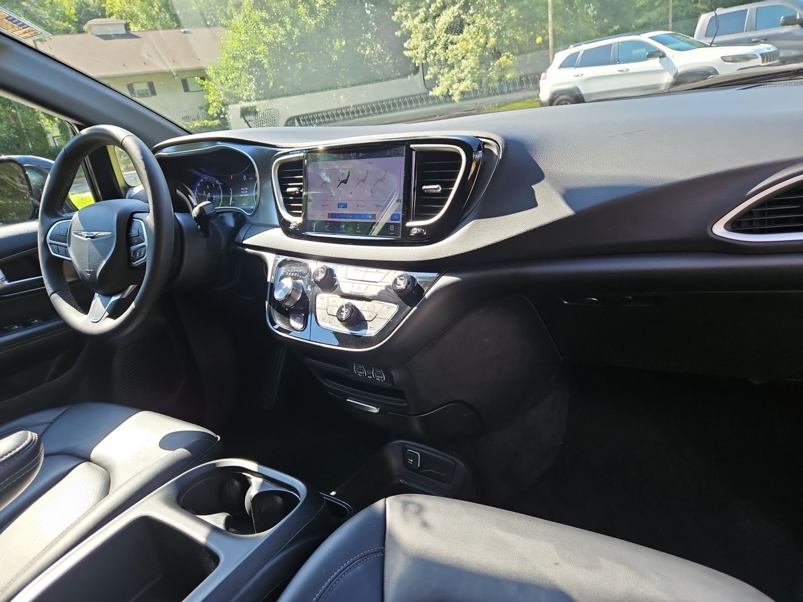 Used 2025 Chrysler Pacifica Select FWD image 16