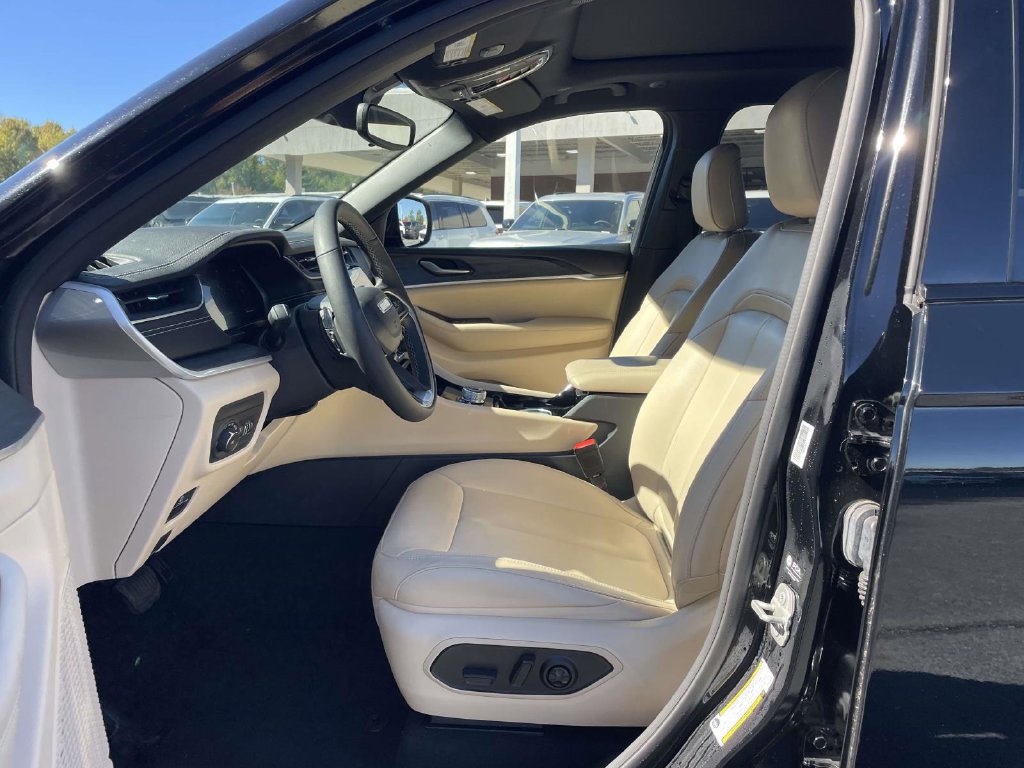Used 2023 Jeep Grand Cherokee Limited AWD/4WD image 26