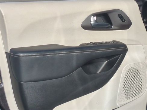 Used 2023 Chrysler Pacifica Touring-L image 30