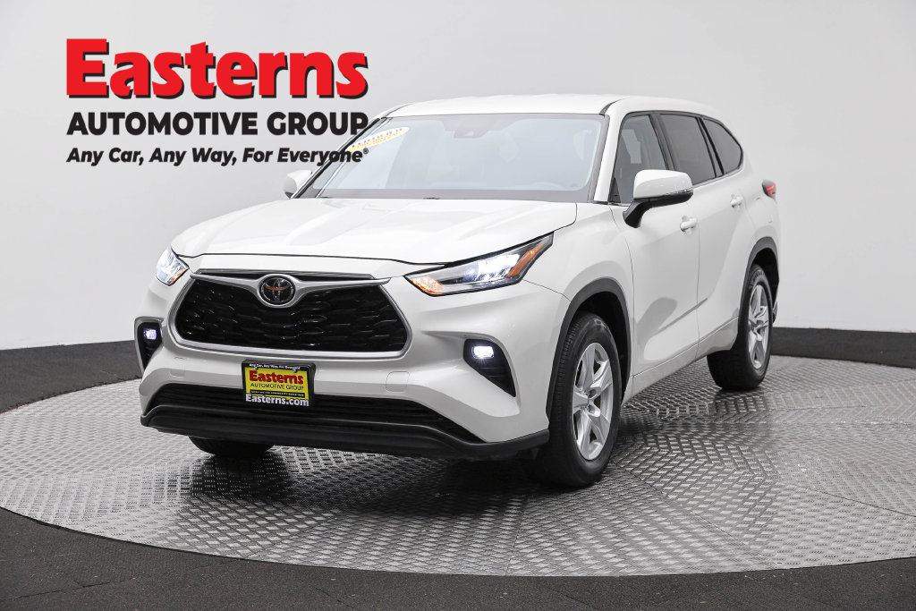 Used 2020 Toyota Highlander LE FWD image 1