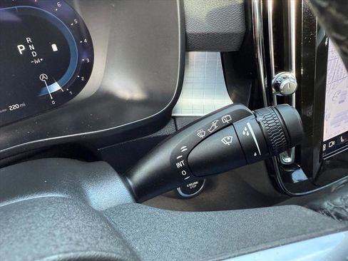 Used 2024 Volvo XC40 B5 Core image 30