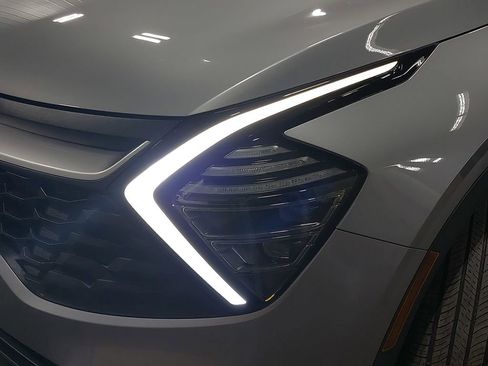 Used 2025 Kia Sportage LX image 30