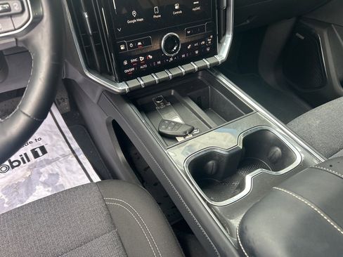 Used 2025 GMC Acadia Elevation image 24