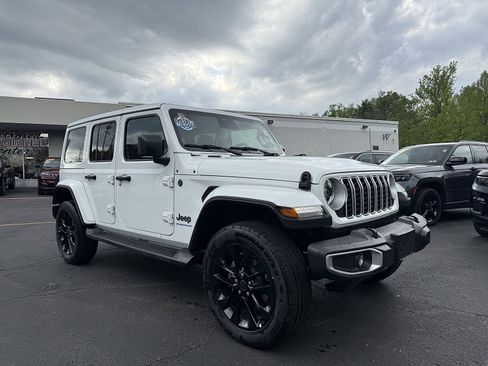 Used 2025 Jeep Wrangler Sahara AWD/4WD image 7