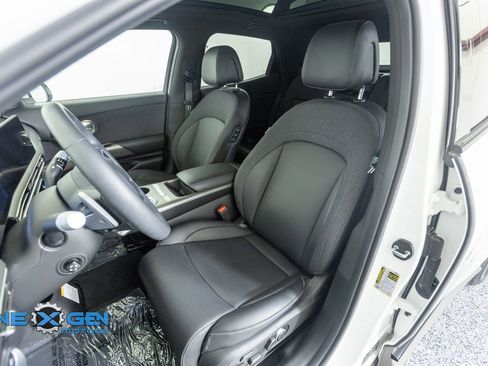 Used 2025 Genesis GV60 Advanced AWD/4WD image 29