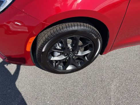 New 2026 Chrysler Pacifica Limited w/ Uconnect Theater Family Group image 9