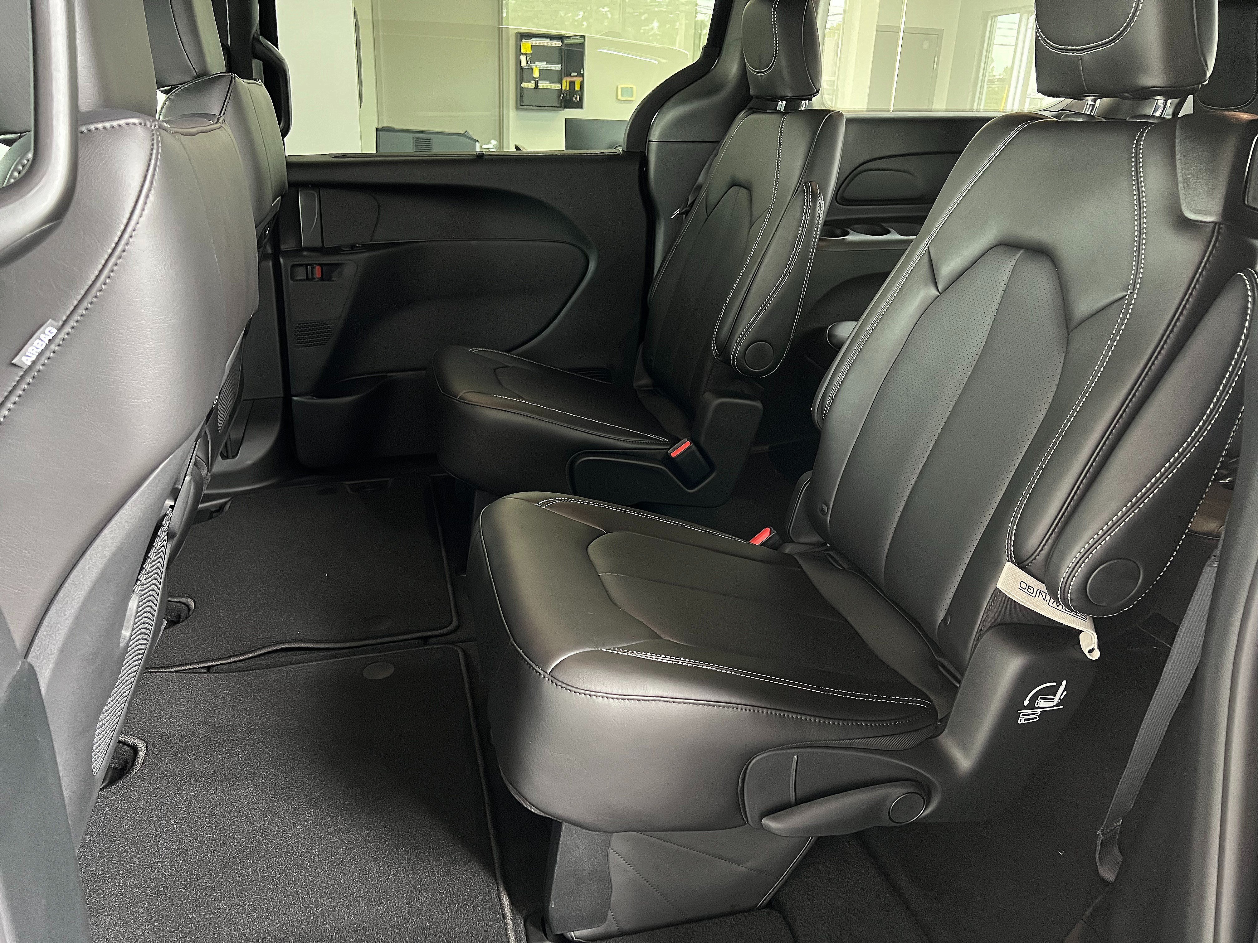 New 2027 Chrysler Pacifica Select FWD image 19
