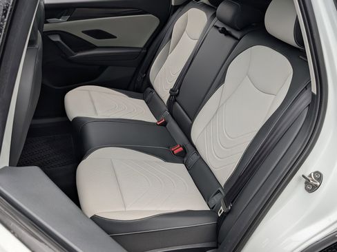 Used 2025 Volkswagen Tiguan SE w/ Panoramic Sunroof Package AWD/4WD image 18
