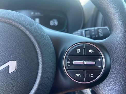 Used 2025 Kia Soul LX w/ LX Technology Package FWD image 18