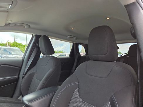 Used 2019 Jeep Cherokee Latitude w/ Cold Weather Group AWD/4WD image 26