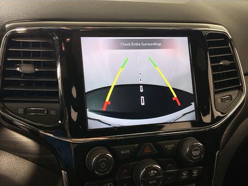 Used 2022 Jeep Grand Cherokee Laredo X image 14