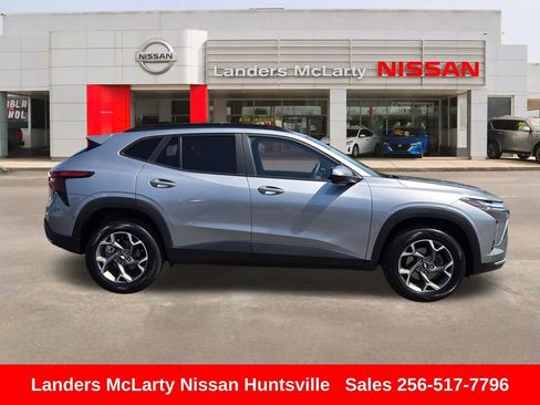 Used 2025 Chevrolet Trax LT FWD image 2