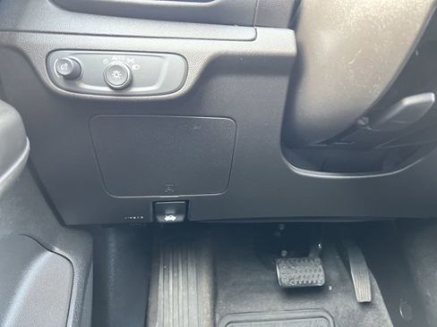 Used 2022 Chevrolet Bolt EUV LT w/ Convenience Package image 18