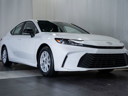 Used 2025 Toyota Camry LE image 1