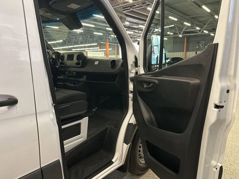 Used 2022 Mercedes-Benz Sprinter 1500 image 7