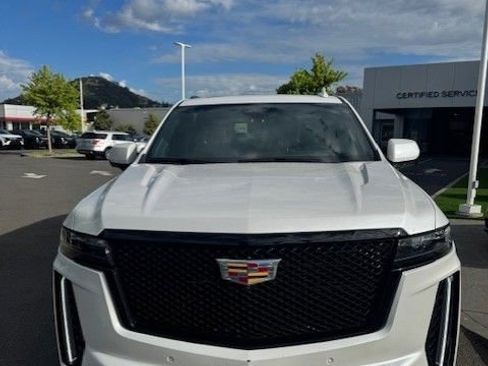 Used 2023 Cadillac Escalade ESV V image 2