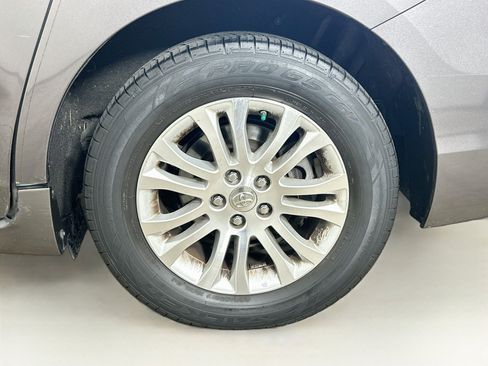 Used 2013 Toyota Sienna XLE FWD image 11