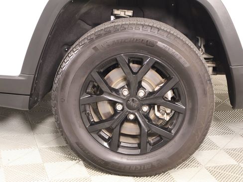 Used 2024 Jeep Grand Cherokee L Laredo RWD image 19