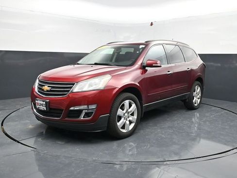 Used 2017 Chevrolet Traverse LT w/ Style and Technology Package FWD image 4