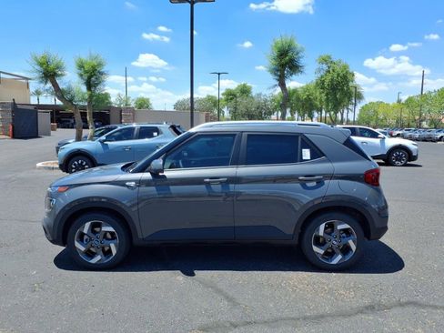 Used 2025 Hyundai Venue SEL image 3