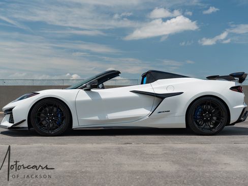 Used 2024 Chevrolet Corvette Z06 RWD image 6