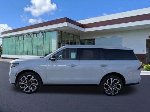 New 2026 Lincoln Navigator Reserve image 7