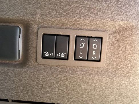 Used 2023 GMC Yukon XL Denali w/ Denali Reserve Package image 8