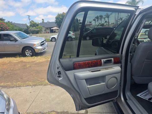 Used 2004 Lincoln Navigator Luxury AWD/4WD image 9