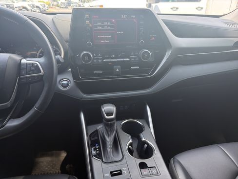 Used 2022 Toyota Highlander XLE AWD/4WD image 31