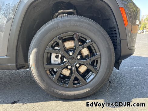 Used 2025 Jeep Grand Cherokee L Altitude image 14