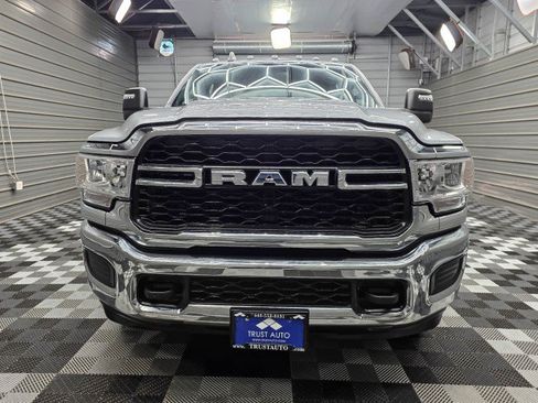 Used 2024 RAM 3500 Tradesman w/ Chrome Appearance Group AWD/4WD image 4